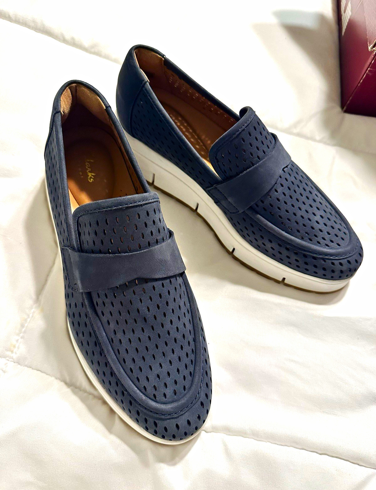 Clarks Unisex Suede Perforated Slip-On Loafers Round Toe Blue/White 9.5 Clarks Unisex Suede Perforated Slip-On Loafers Round Toe Blue/White 9.5