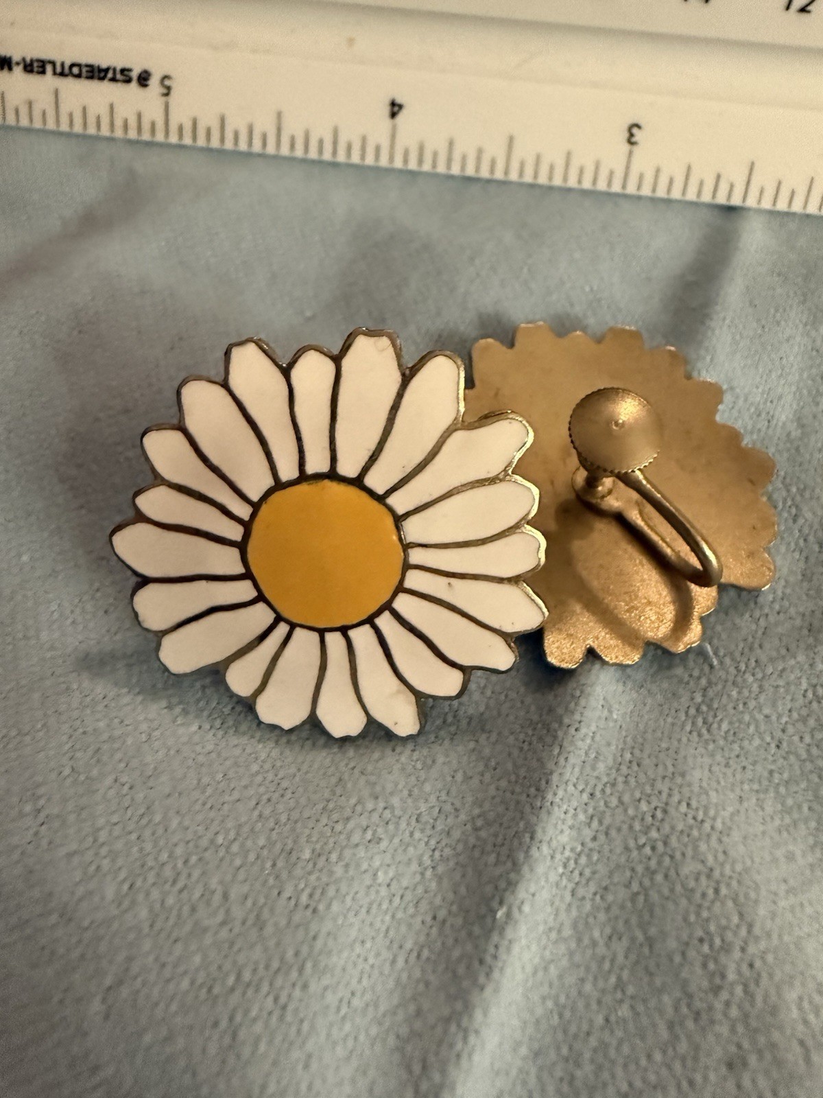 vintage 1960s/1970s enamel daisy clip-on/screw-back earrings vintage 1960s/1970s enamel daisy clip-on/screw-back earrings