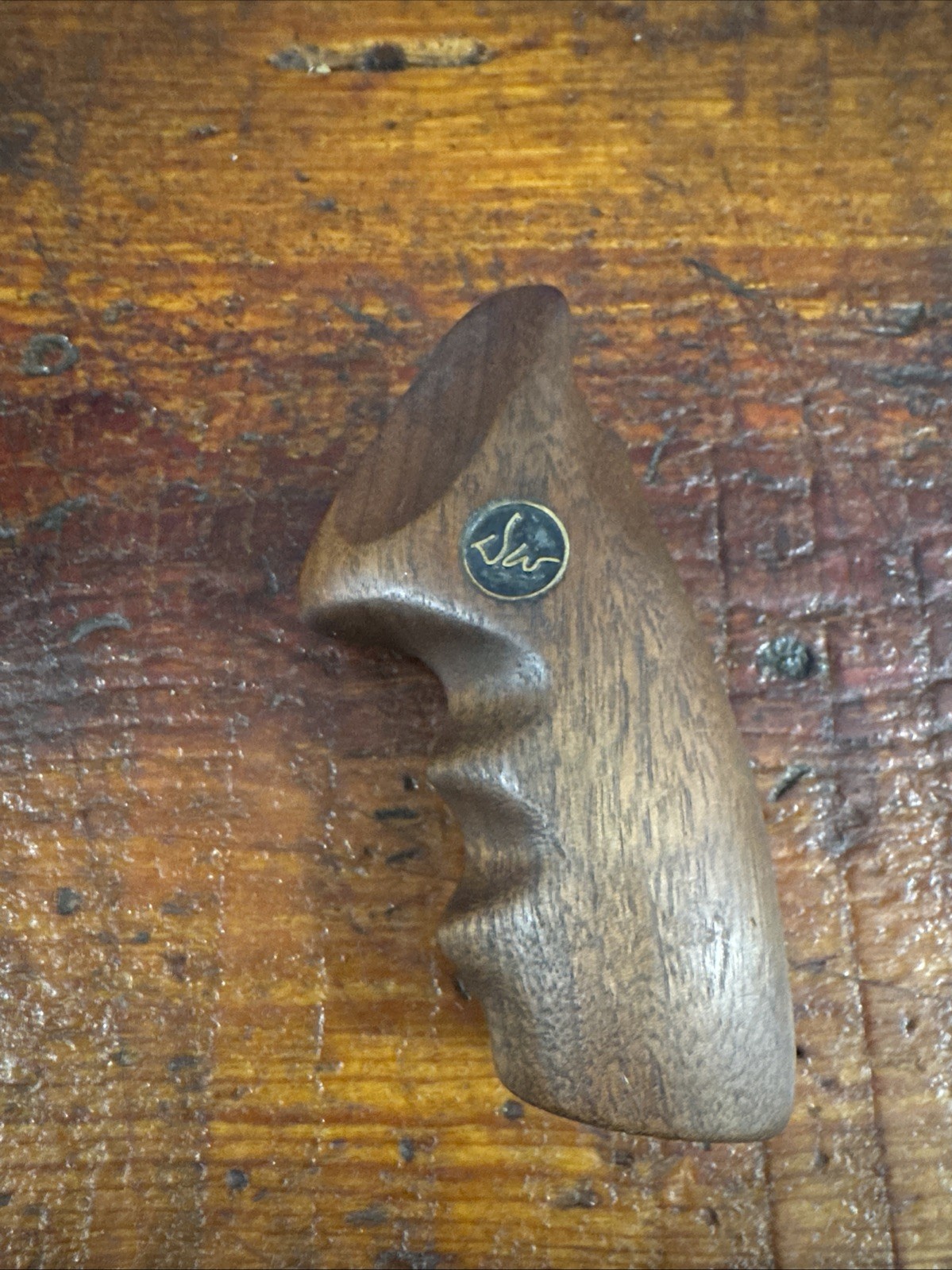 Vintage Dan Wesson Wood Finger Groove Combat Grip For Round Tang Models. Vintage Dan Wesson Wood Finger Groove Combat Grip For Round Tang Models.