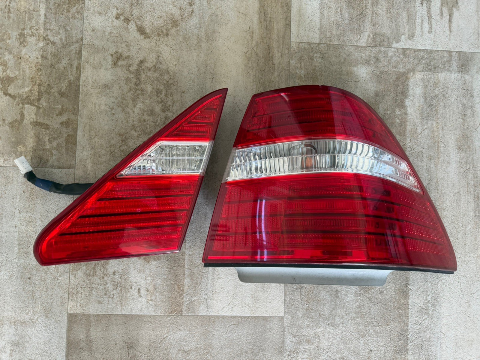 LEXUS LS430 2004-2006 Tail light Outer Right side with Inner light Right Oem LEXUS LS430 2004-2006 Tail light Outer Right side with Inner light Right Oem