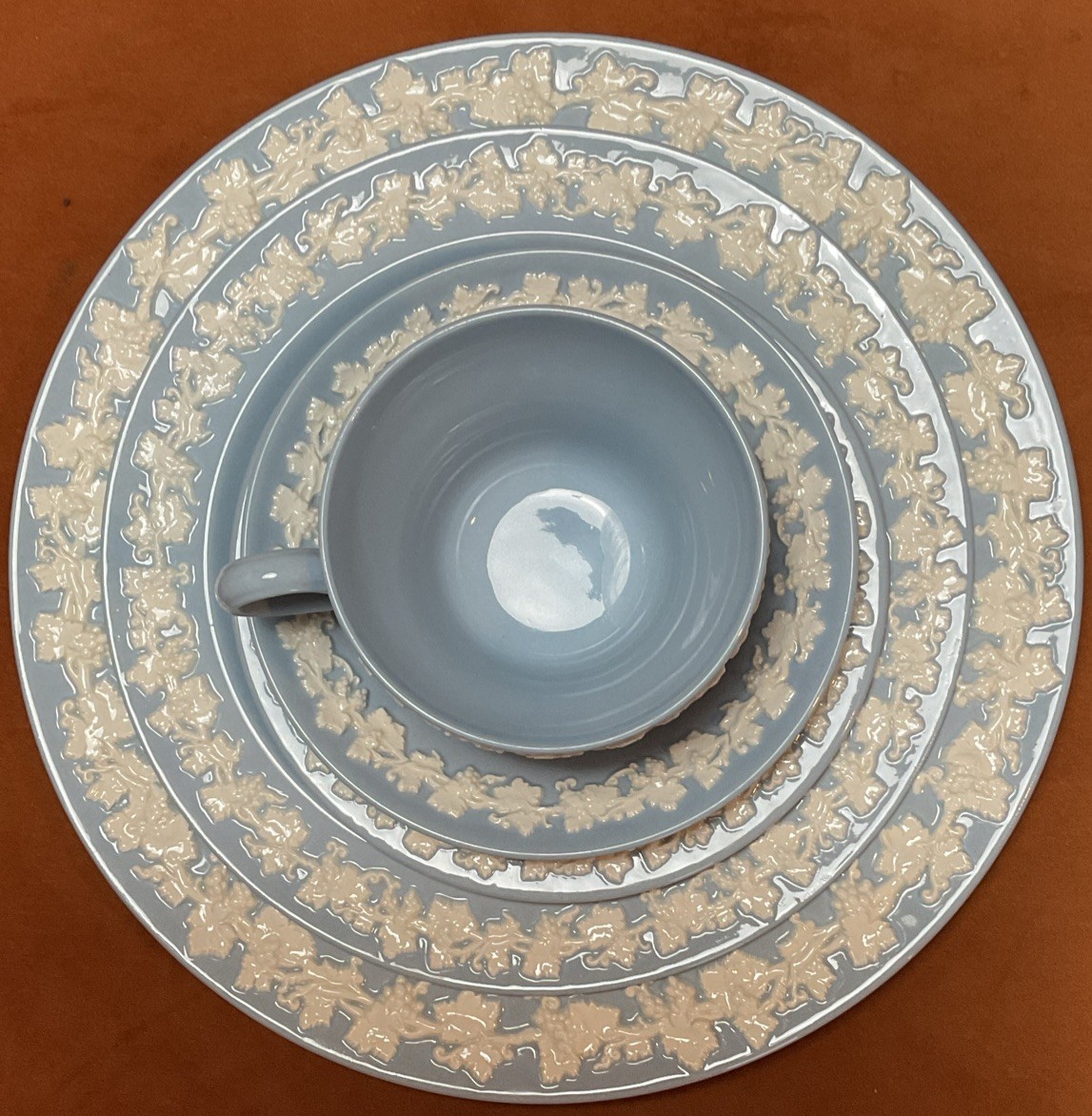 Wedgwood Queensware Rare Smooth Edge Cream on Blue 5 Piece Place Setting Wedgwood Queensware Rare Smooth Edge Cream on Blue 5 Piece Place Setting