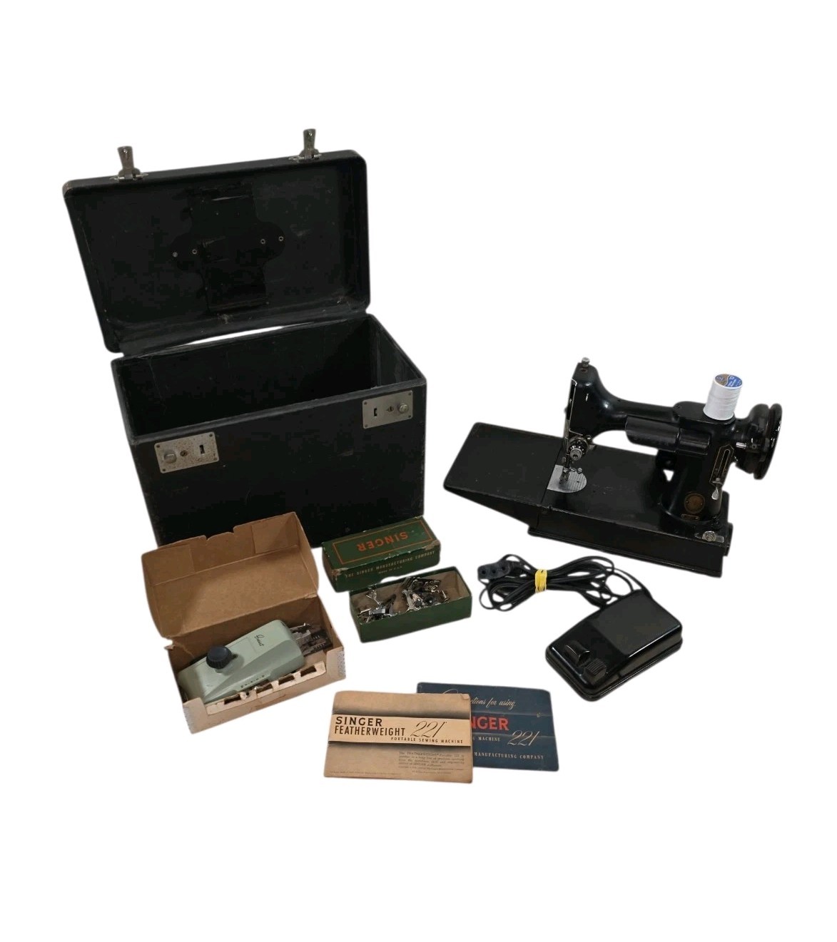 Vintage 1957 Singer Featherweight 221 Sewing Machine w/Case