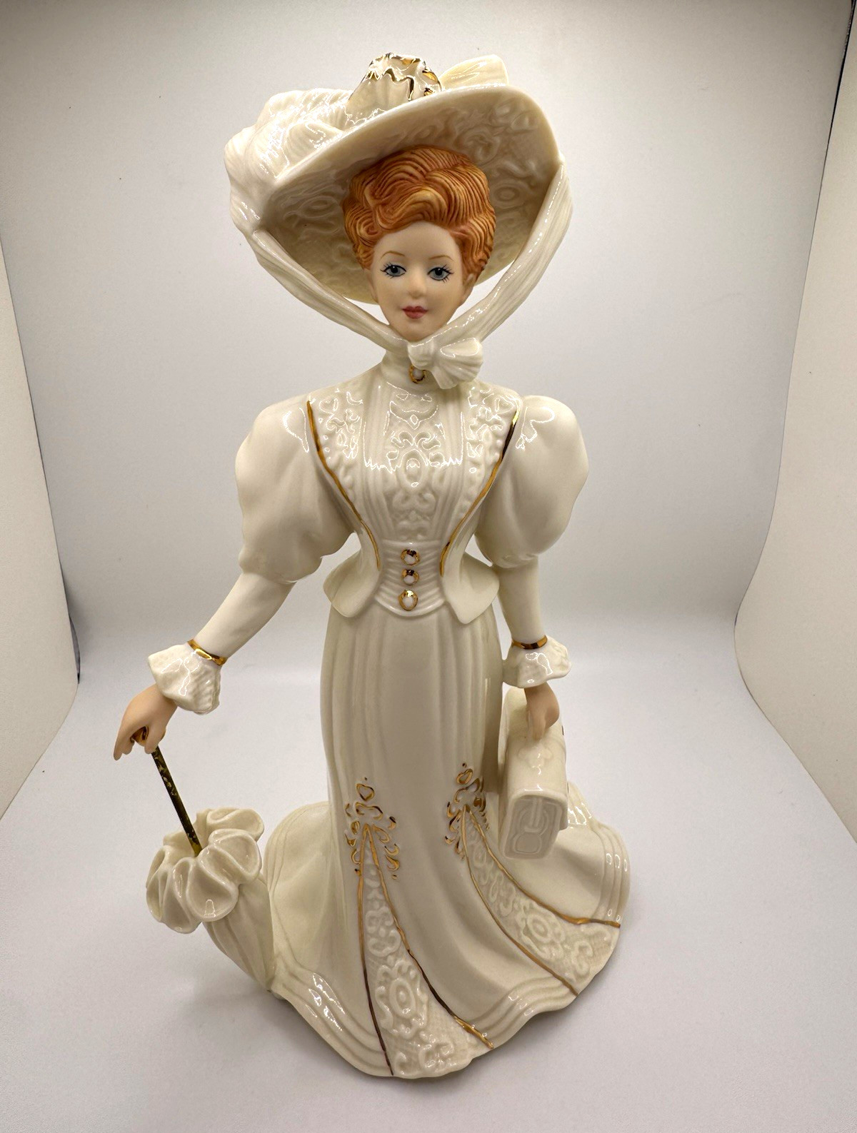 Lenox Grand Voyage 1995 Victorian Lady Fine Porcelain Figurine *See Description Lenox Grand Voyage 1995 Victorian Lady Fine Porcelain Figurine *See Description