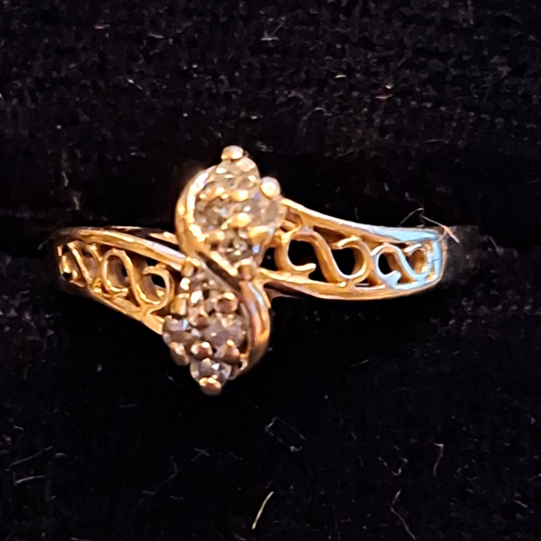 90\'s 14k Gold 8 Small Diamonds Ring 2.3 Grams Size 4.75 with Scrollwork. 90\'s 14k Gold 8 Small Diamonds Ring 2.3 Grams Size 4.75 with Scrollwork.