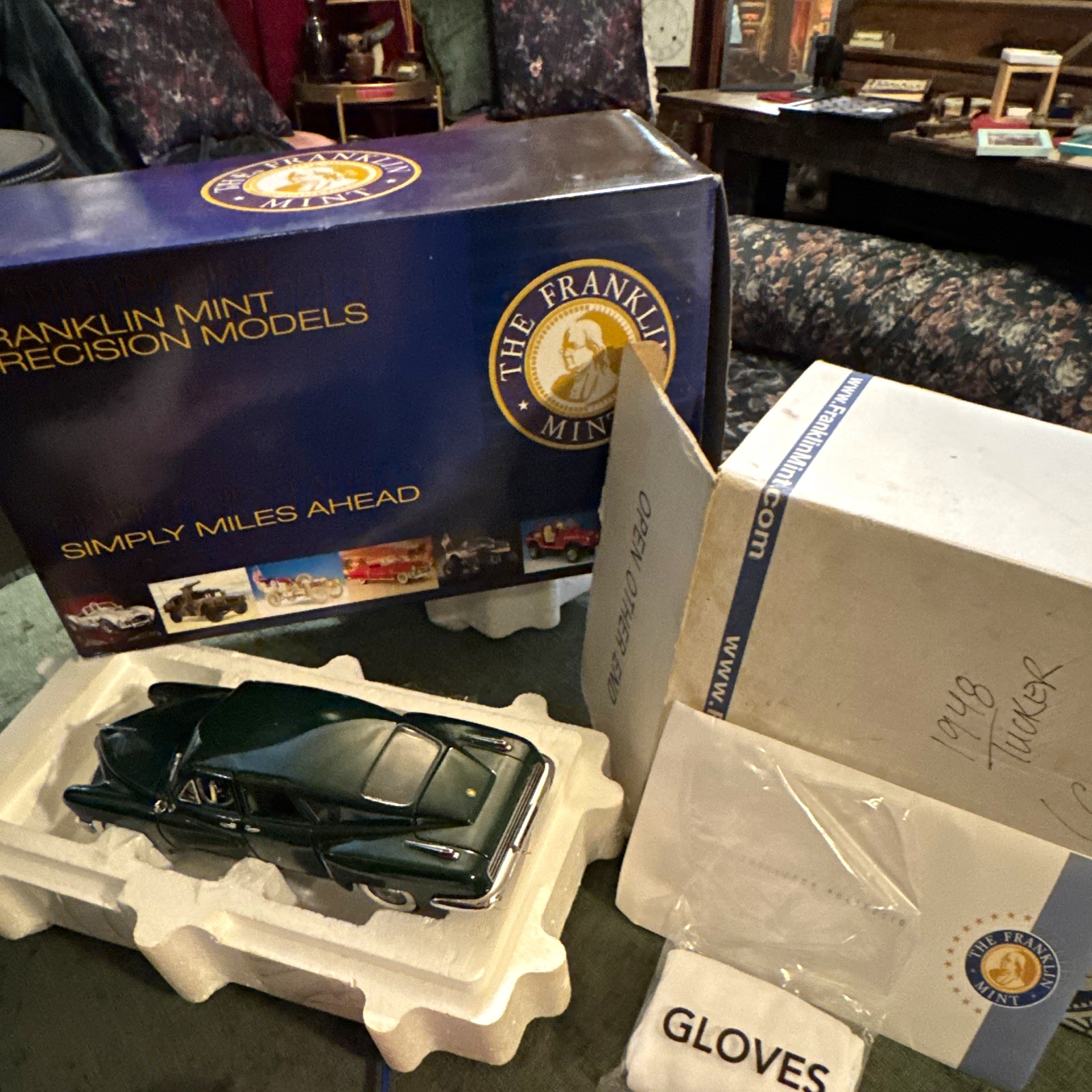 Franklin Mint 1:24 Cadillac Diecast Model Car w/ Box, Portfolio & Gloves