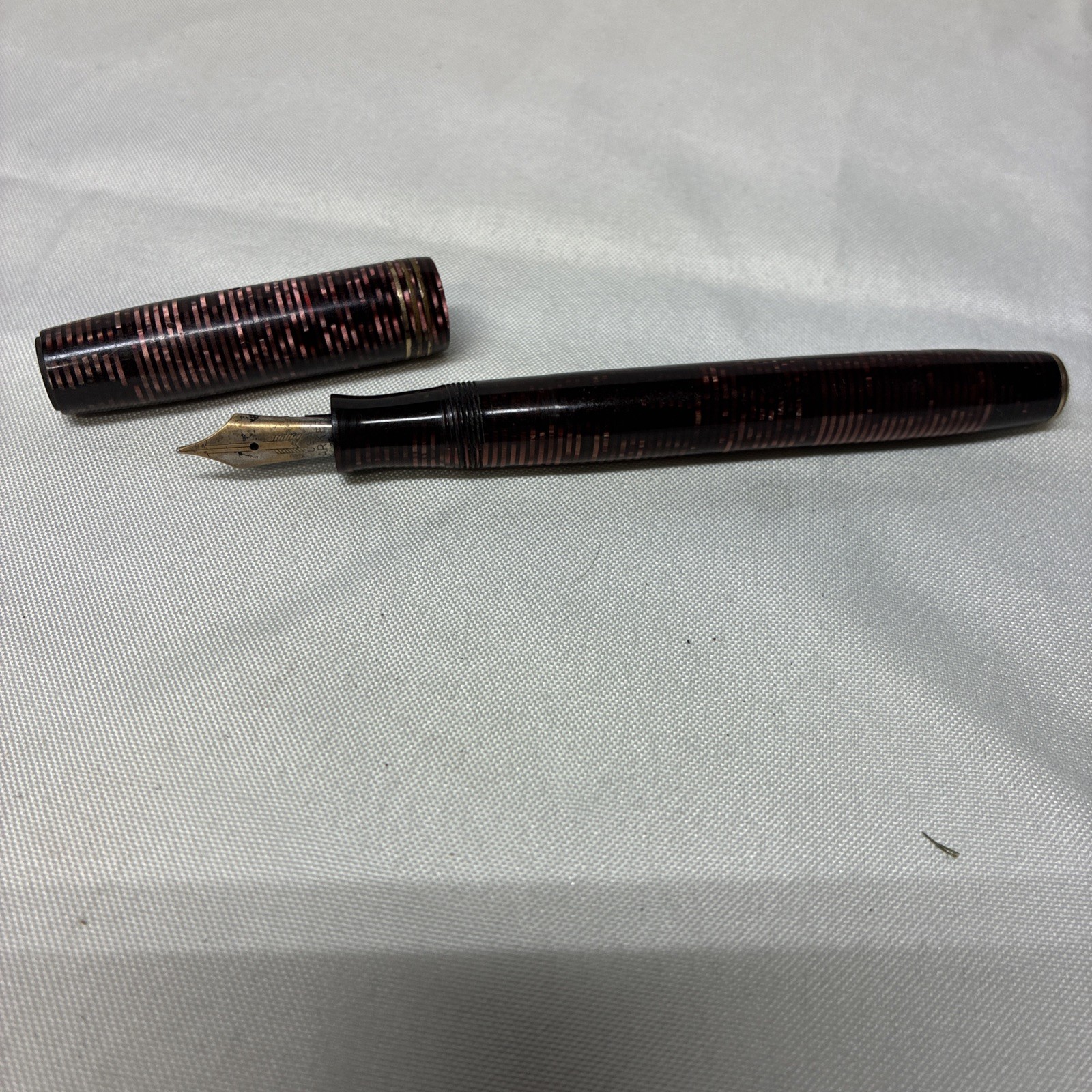 Vintage Parker Vacumatic Fountain Pen. Burgundy Pearl Finish