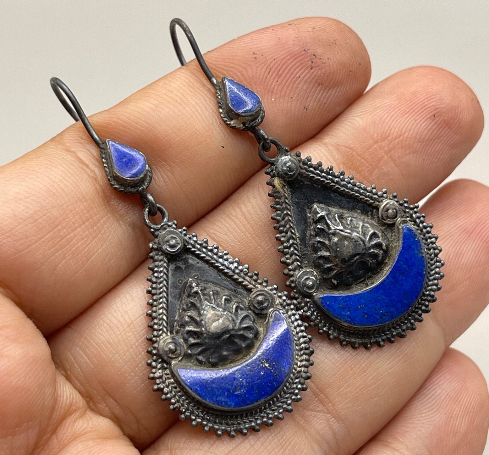 Ancient Greek lapis lazulstone Bactrian Solid silver Earring Circa  250 - 150 BC