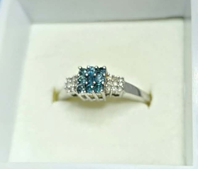 10K White Gold Blue & White Diamond Cluster Ring approx. 0.25 CTW - Size 8 (2g) 10K White Gold Blue & White Diamond Cluster Ring approx. 0.25 CTW - Size 8 (2g)