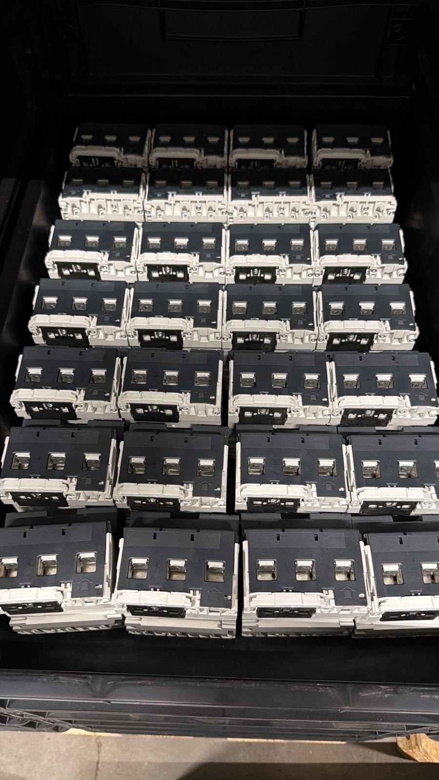 100pcs Schneider Electric NG125a C 125A 3P Circuit Breaker 16kA 380/415V - New