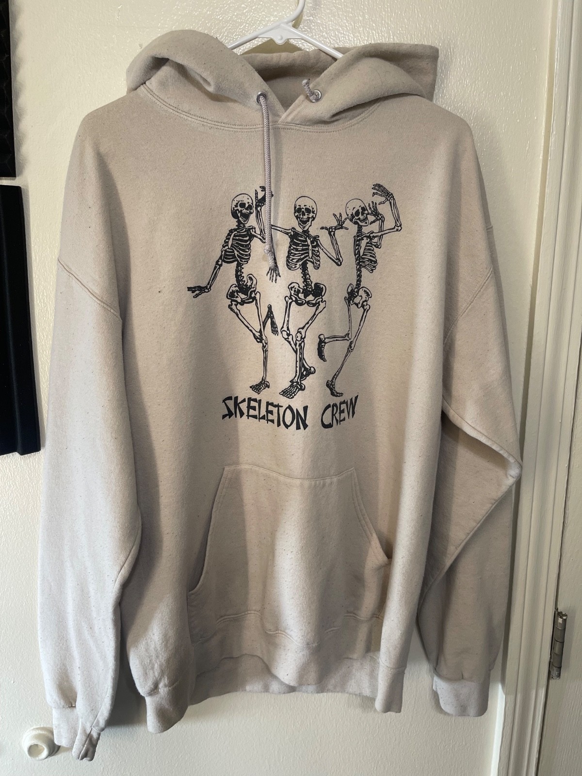 LOT - Bowery Clothing large beige hoodie and a Hollister fleece in large white LOT - Bowery Clothing large beige hoodie and a Hollister fleece in large white