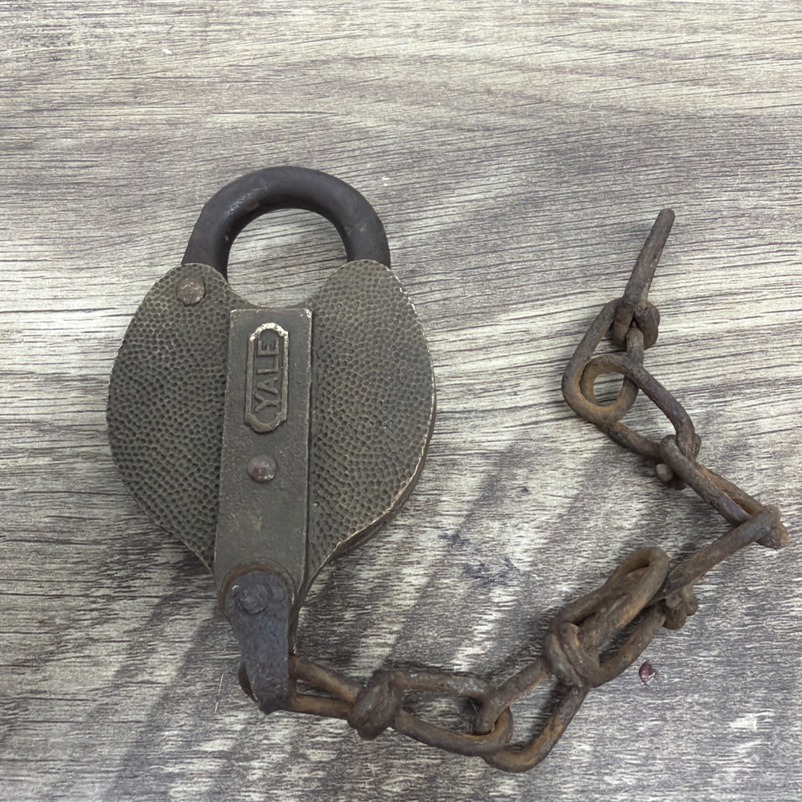 Antique Yale Brass Railroad Padlock And Chain NO Key Heavy Industrial Metal Antique Yale Brass Railroad Padlock And Chain NO Key Heavy Industrial Metal