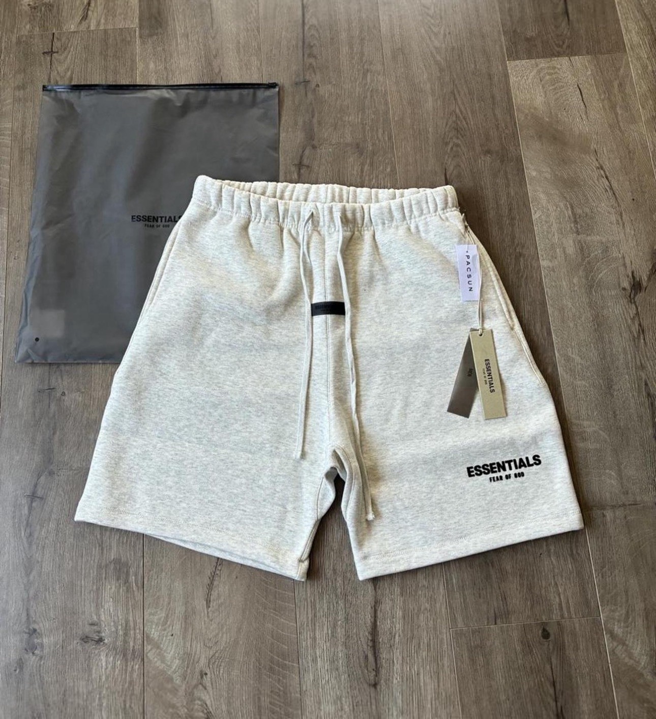 NWT Fear Of God Essentials Fleece Shorts Oatmeal Cream Size M Fast Ship NWT Fear Of God Essentials Fleece Shorts Oatmeal Cream Size M Fast Ship