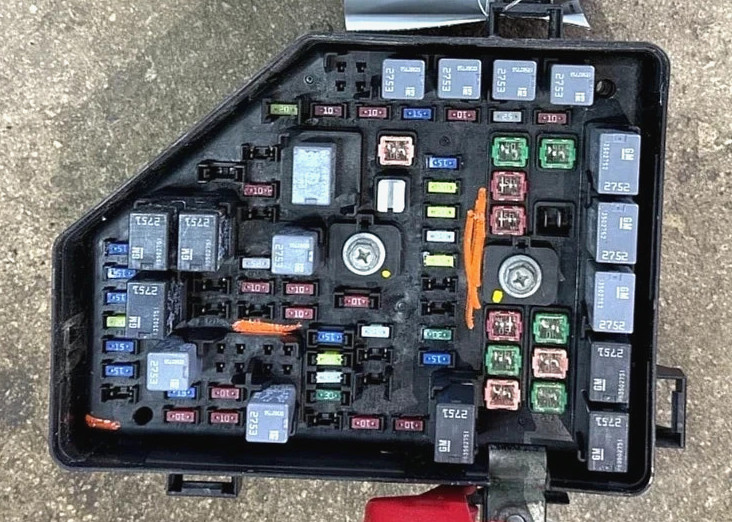 2013-2014 Chevy Traverse 3.6L Engine Fuse Box Assembly Used OEM Tested 2013-2014 Chevy Traverse 3.6L Engine Fuse Box Assembly Used OEM Tested