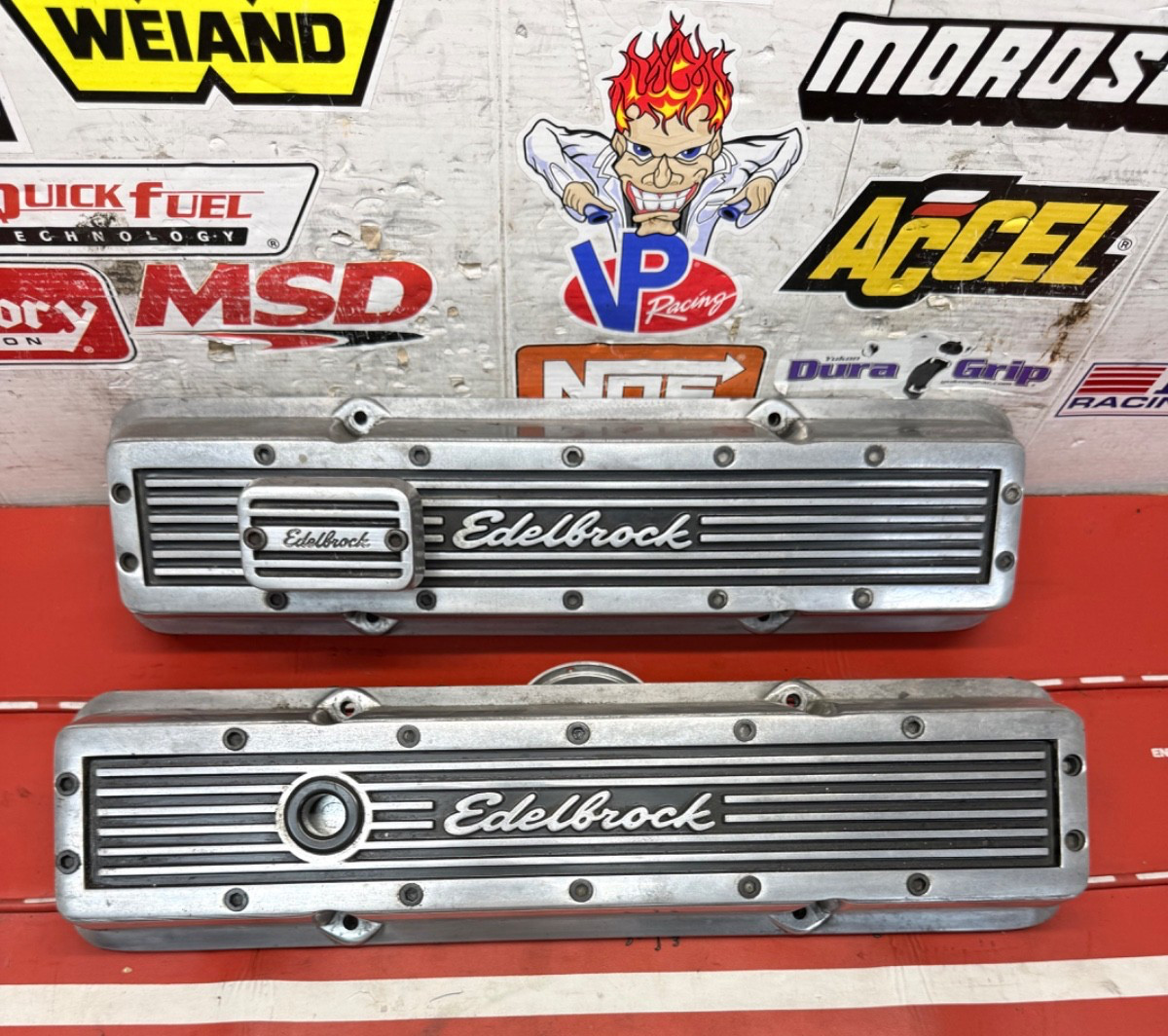 SBC CHEVY 350 V8 EDELBROCK ELITE SHORT FINNED ALUMINUM VALVE COVERS 4248