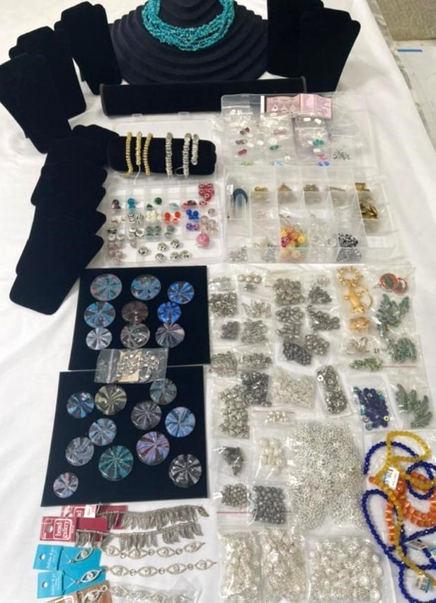 9lb LOT Beads/Supplies, Murano 925, Swarovski, Pendants, 15 Display Stands 9lb LOT Beads/Supplies, Murano 925, Swarovski, Pendants, 15 Display Stands