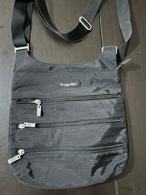 Baggallini Black Crossbody Shoulder Bag with Multiple Zippered Compartments Baggallini Black Crossbody Shoulder Bag with Multiple Zippered Compartments