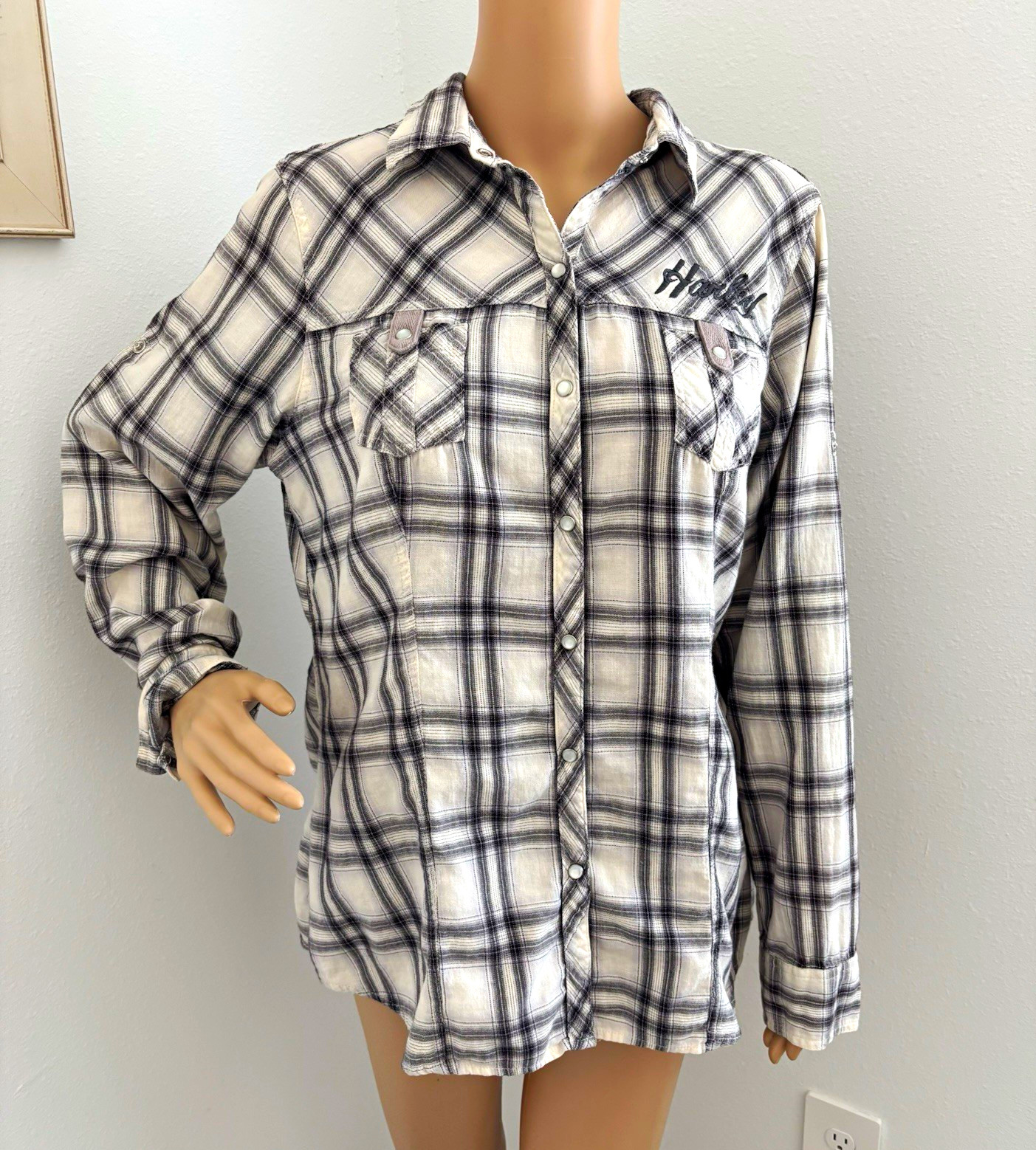 Harley-Davidson Women’s XL White/Black Plaid Long Sleeve Snap Close Embroidered Harley-Davidson Women’s XL White/Black Plaid Long Sleeve Snap Close Embroidered