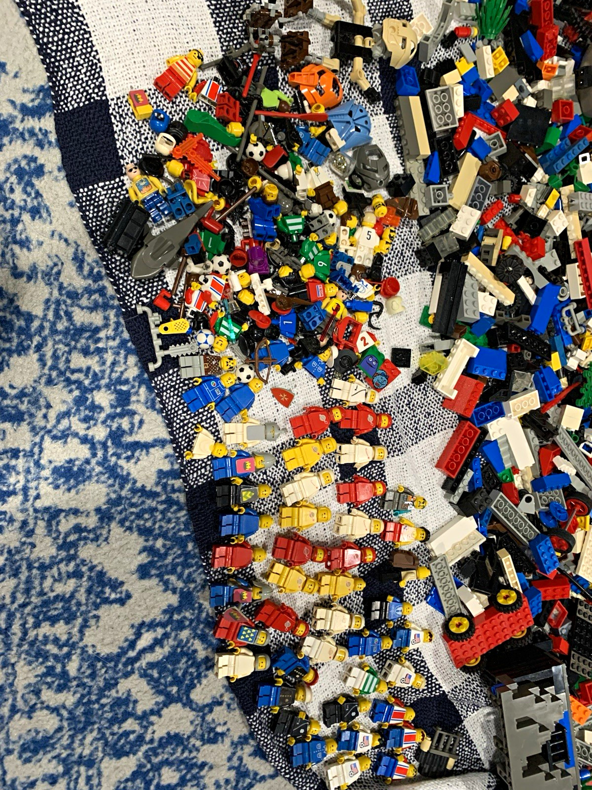 Huge vintage lego lot, Classic castle, classic space, minifigures, parts lot Huge vintage lego lot, Classic castle, classic space, minifigures, parts lot