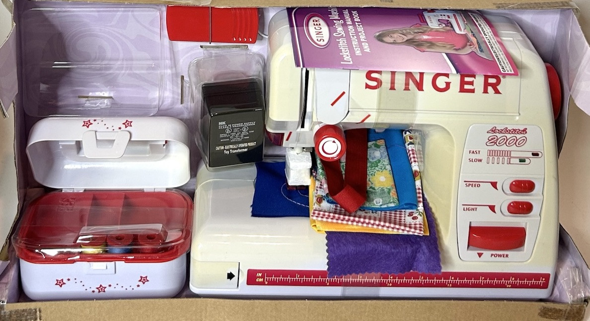 New Singer Lockstitch 2000 Toy Sewing Machine Fashion Center For Kids Boxed