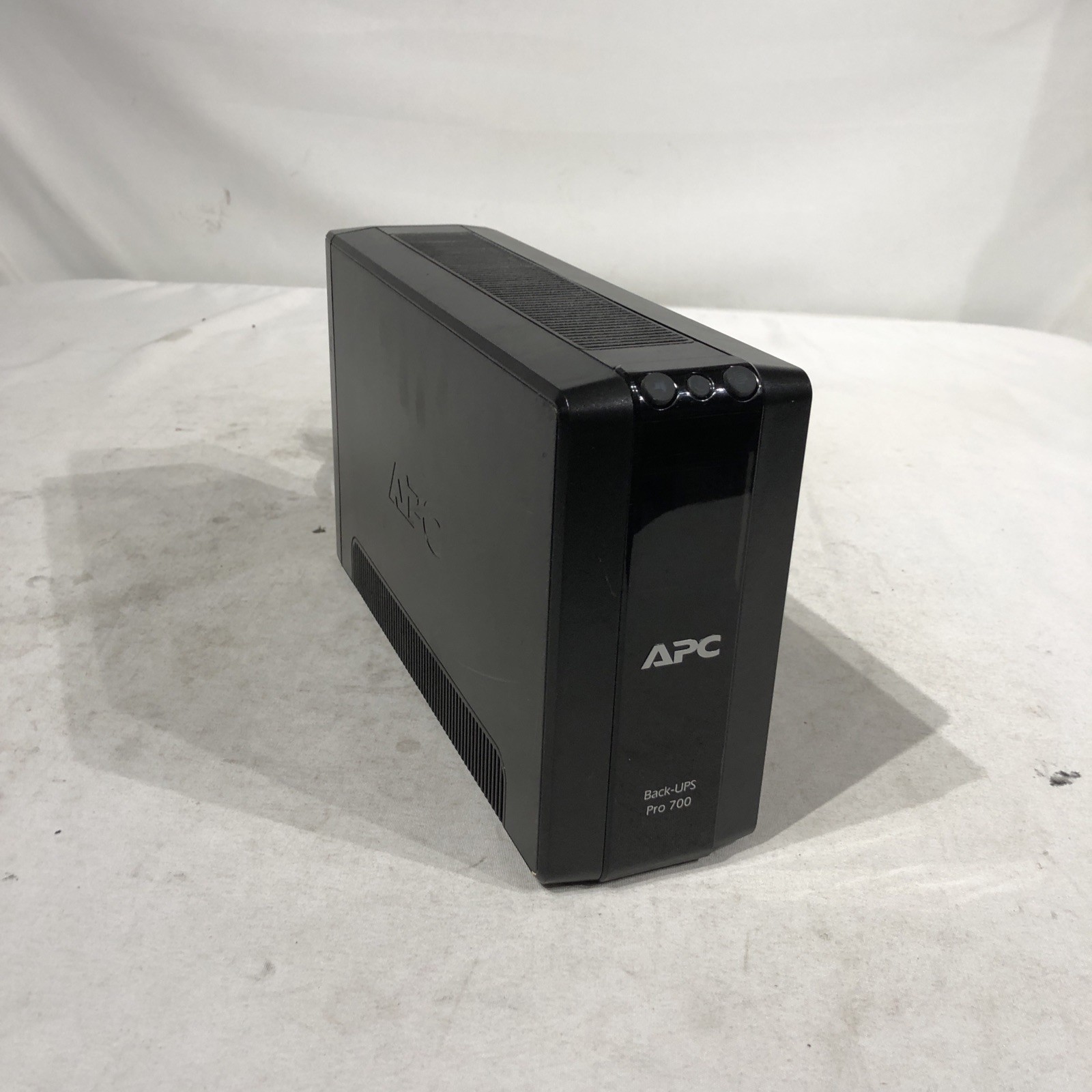 APC Back-UPS Pro 700VA UPS Battery Backup & Surge Protector W/ Battery APC Back-UPS Pro 700VA UPS Battery Backup & Surge Protector W/ Battery