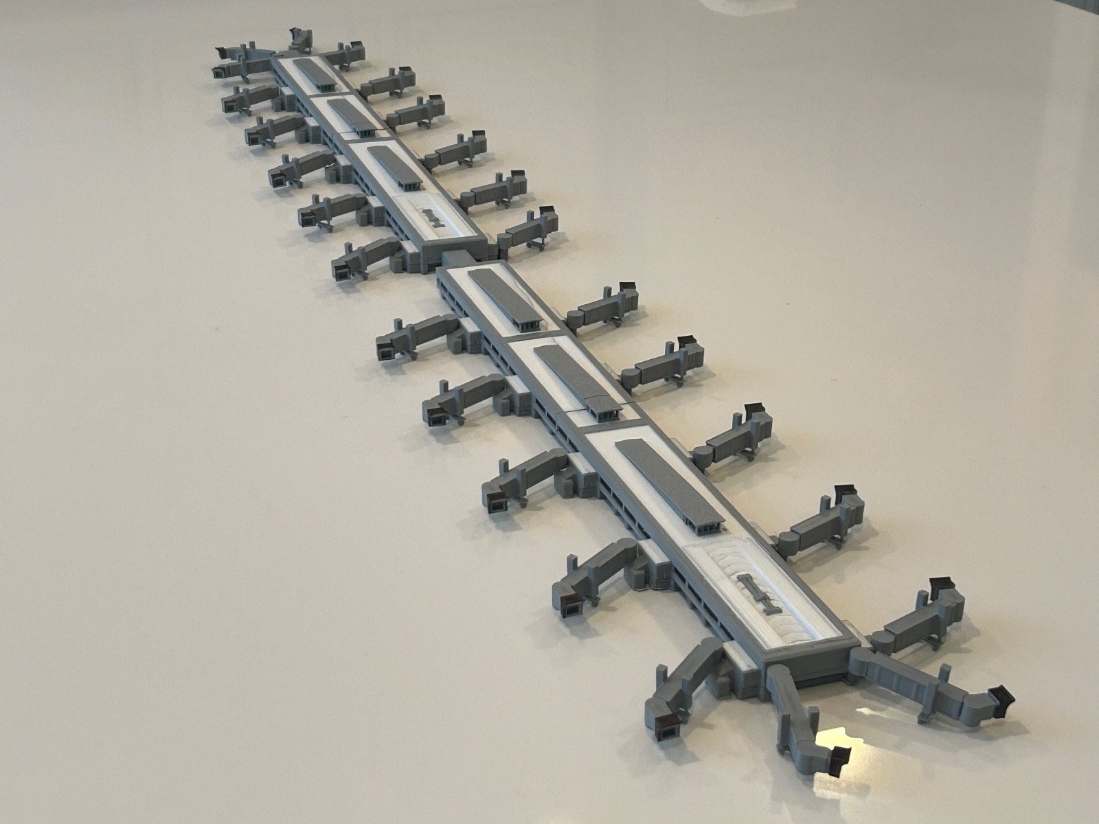 1:400 Scale Model Airport Terminal, Comes With 26 Adjustable Jetbridges. 1:400 Scale Model Airport Terminal, Comes With 26 Adjustable Jetbridges.