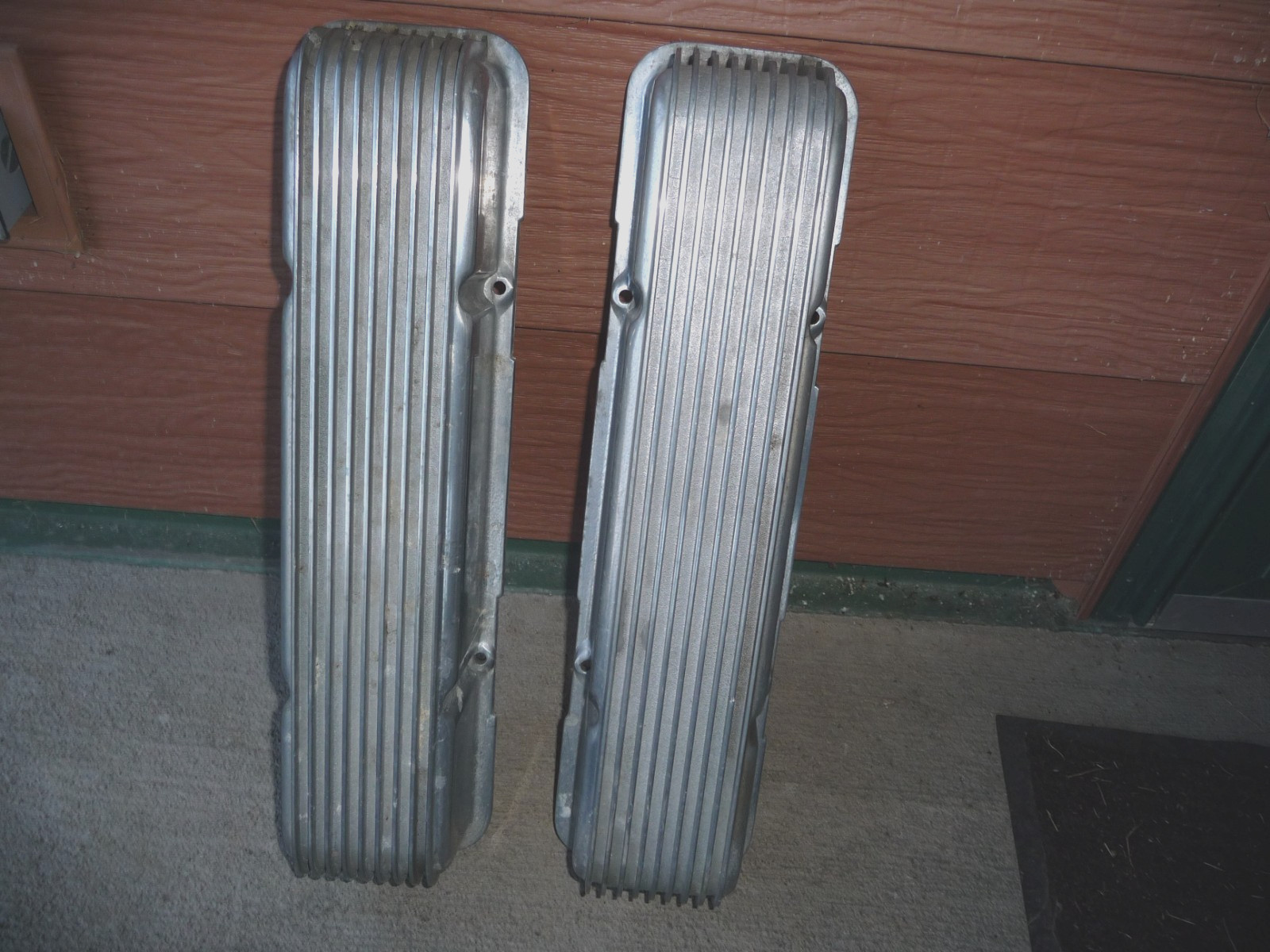 Cal Custom SB Chevy Aluminum Finned Valve Covers 40-2050 Vintage 283-302-327-350