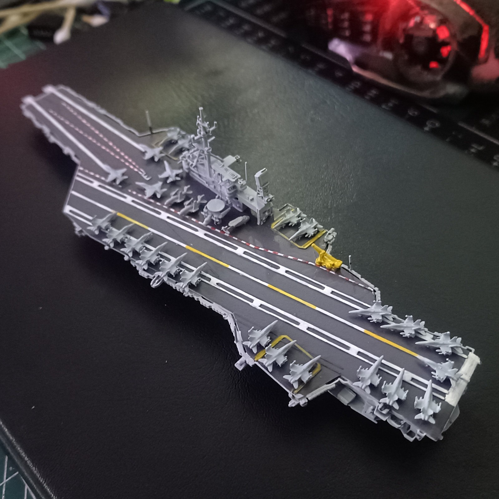 1/2000 USS Midway CV-41 Aircraft Carrier Gulf War Configuration Finished Model