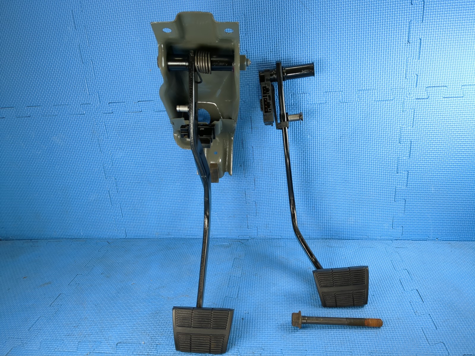 88-94 Chevy Silverado GMC Sierra clutch pedal bracket brake NV3500 NV4500 OEM