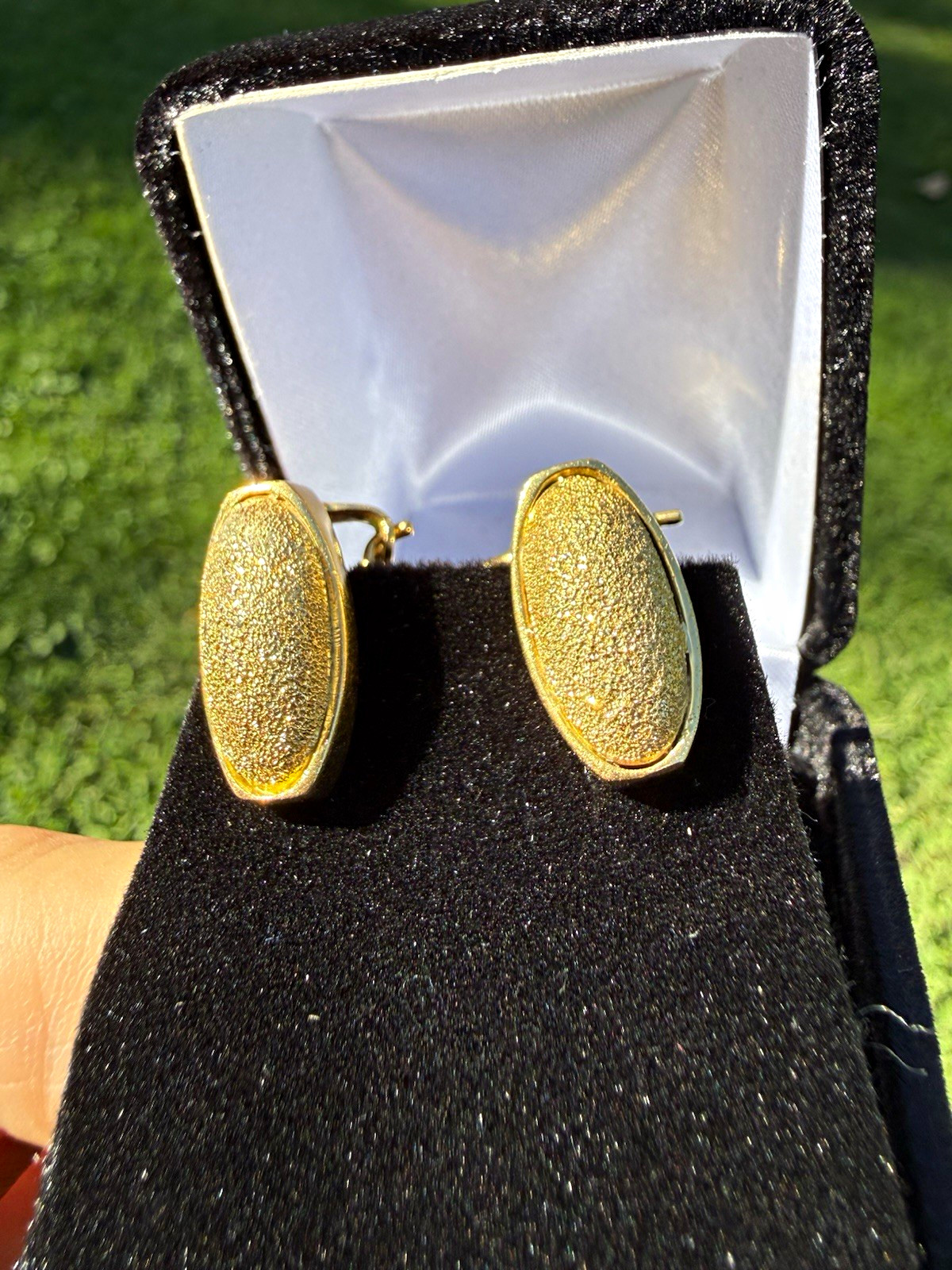 Vintage 18K Yellow Gold Textured Oval Earrings Elegant Classic Fine Jewelry Vintage 18K Yellow Gold Textured Oval Earrings Elegant Classic Fine Jewelry