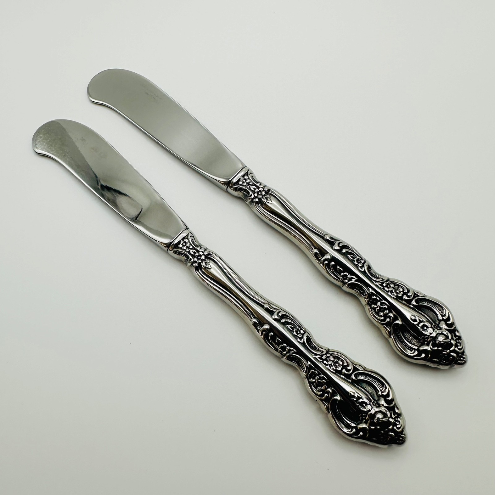 Oneida Michelangelo Vintage Stainless USA 2 Butter Knives Silverware Heirloom