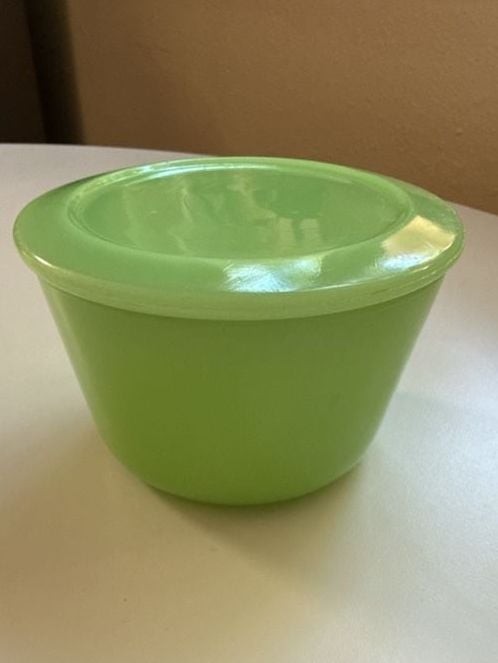 Vintage McKee round Green Jadeite glass refrigerator jar with original lid
