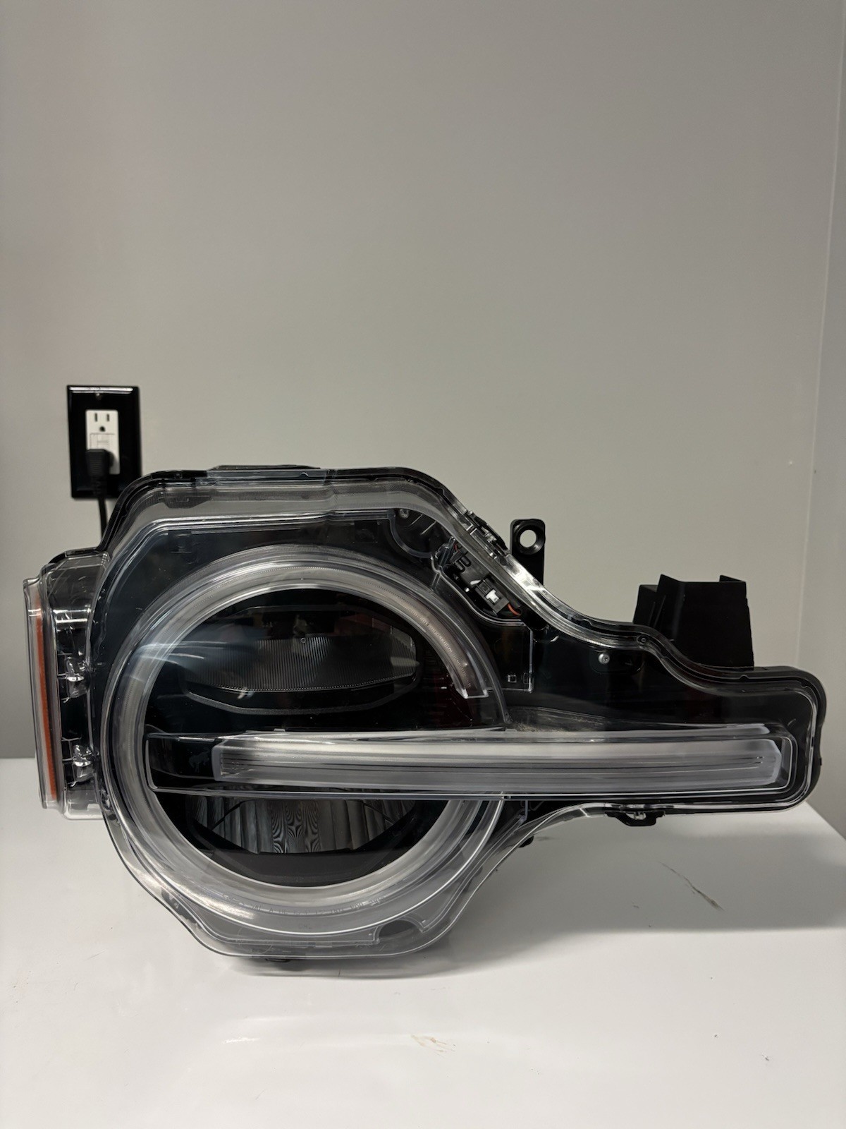 2021-2025 Ford Bronco Signature Headlight RH Passenger Side *2 BROKEN TABS* 2021-2025 Ford Bronco Signature Headlight RH Passenger Side *2 BROKEN TABS*