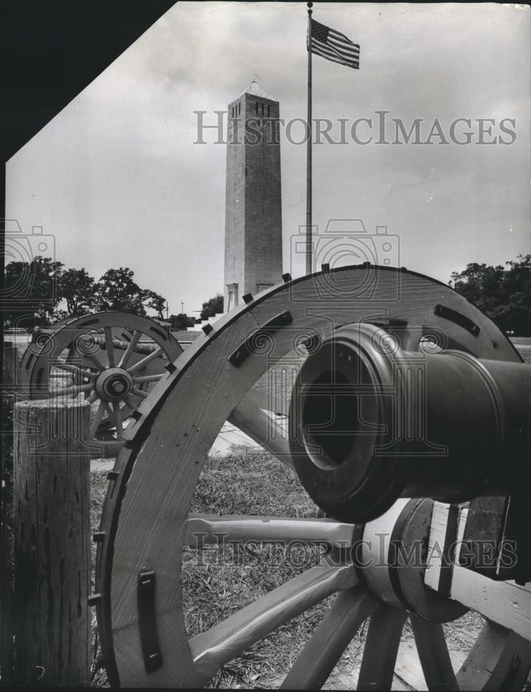 Press Photo Cannons, Monument at Chalmette Battlefield - noa60274
