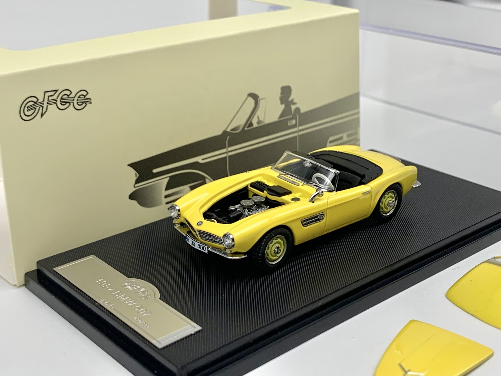 1:64 507 Roadster 1957 Yellow Alloy Diecast Model Car w/ Magnetic Hood