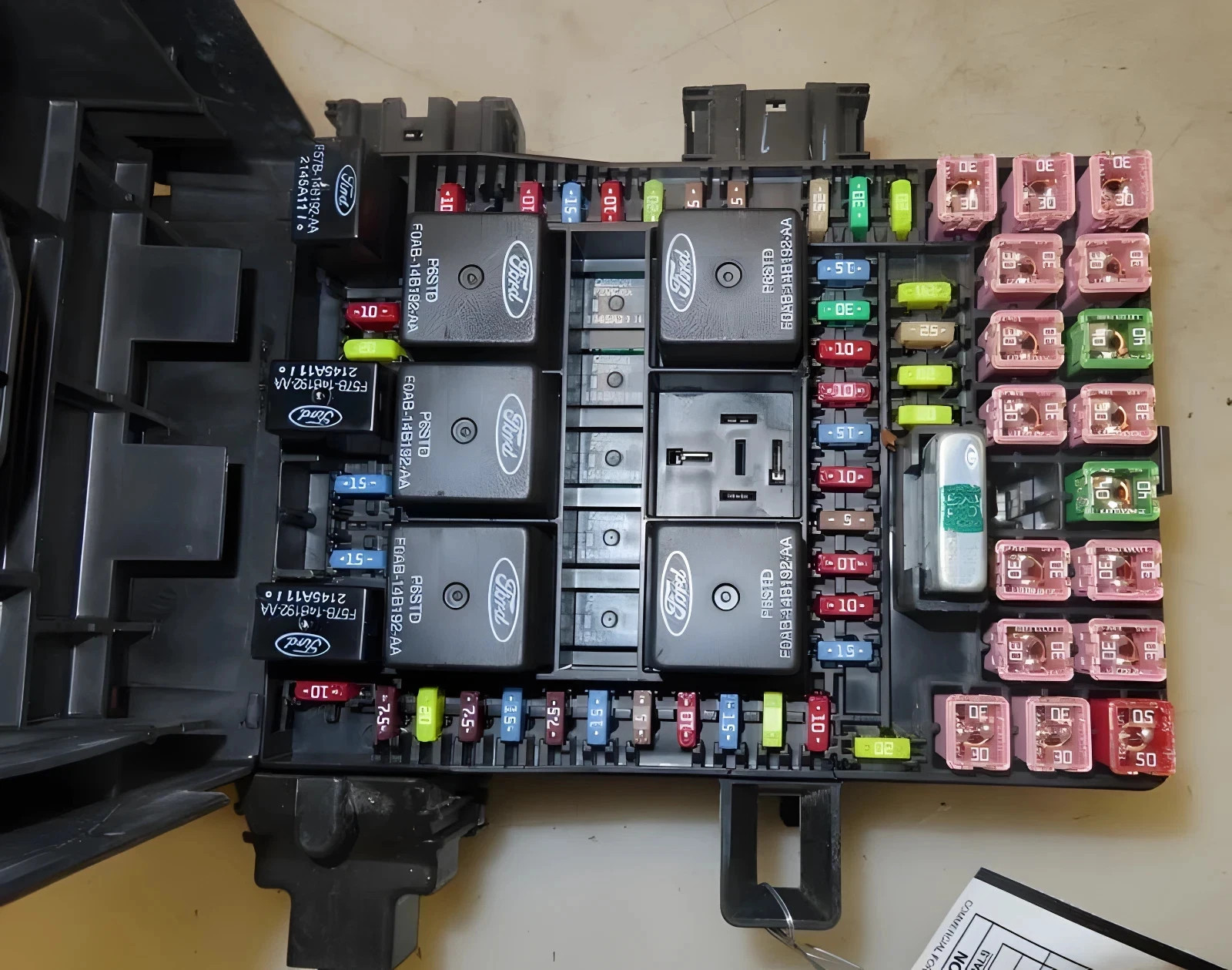2003-2004 Ford Expedition Engine Fuse Box  Assembly OEM