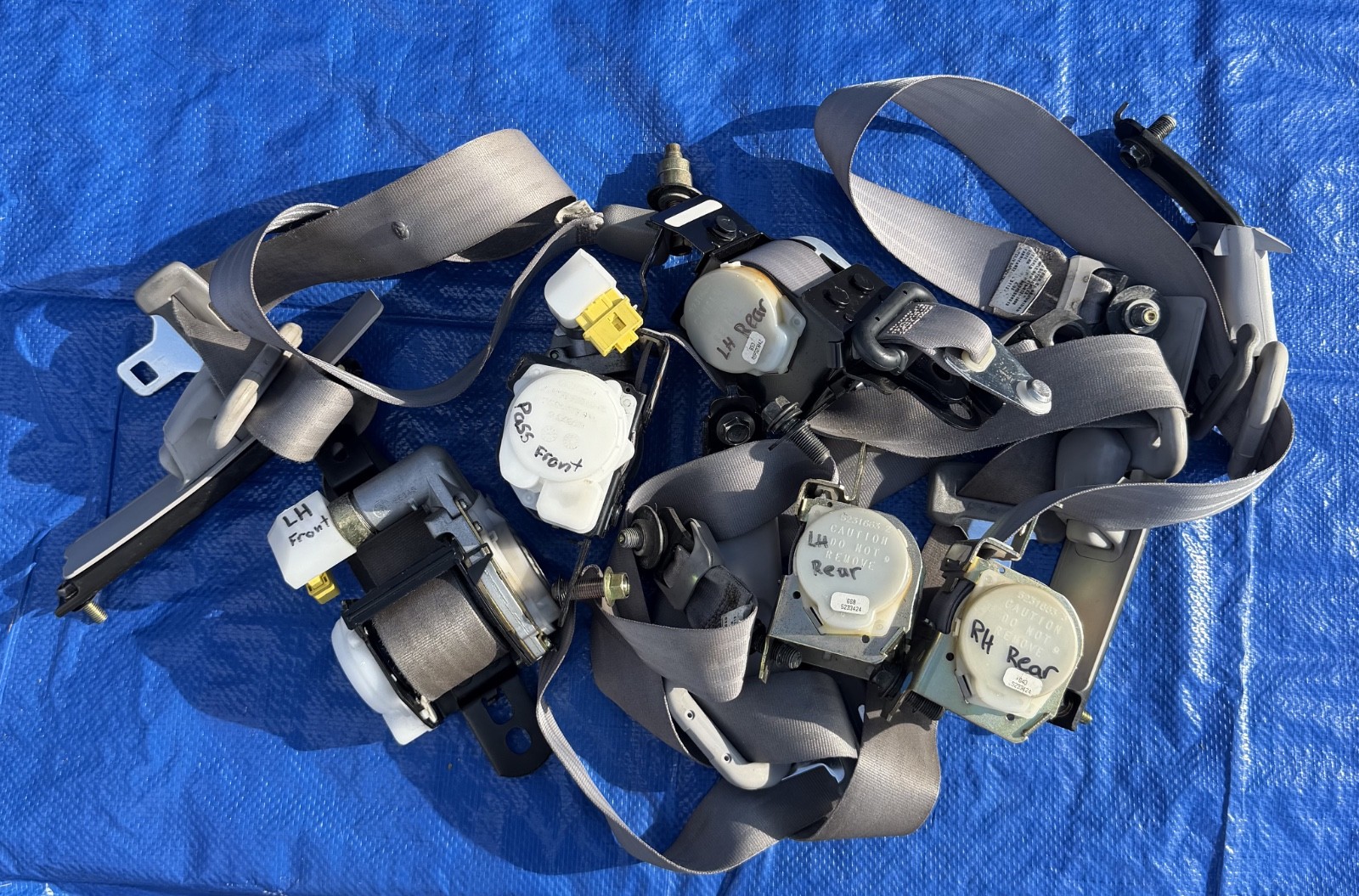 99-04 HONDA ODYSSEY COMPLETE SET OF SEATBELT ASSEMBLY FRONT & REAR - GREY - OEM 99-04 HONDA ODYSSEY COMPLETE SET OF SEATBELT ASSEMBLY FRONT & REAR - GREY - OEM