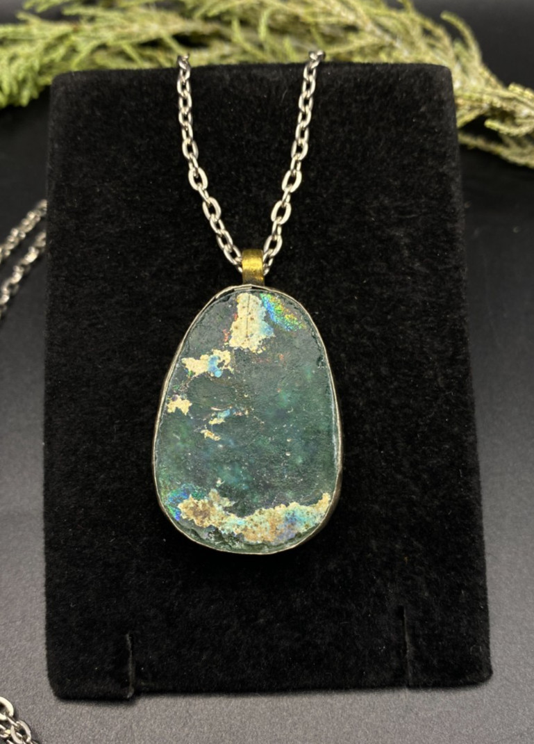 Beautiful vintage ROMAN GLASS patina, pendant on 24\
