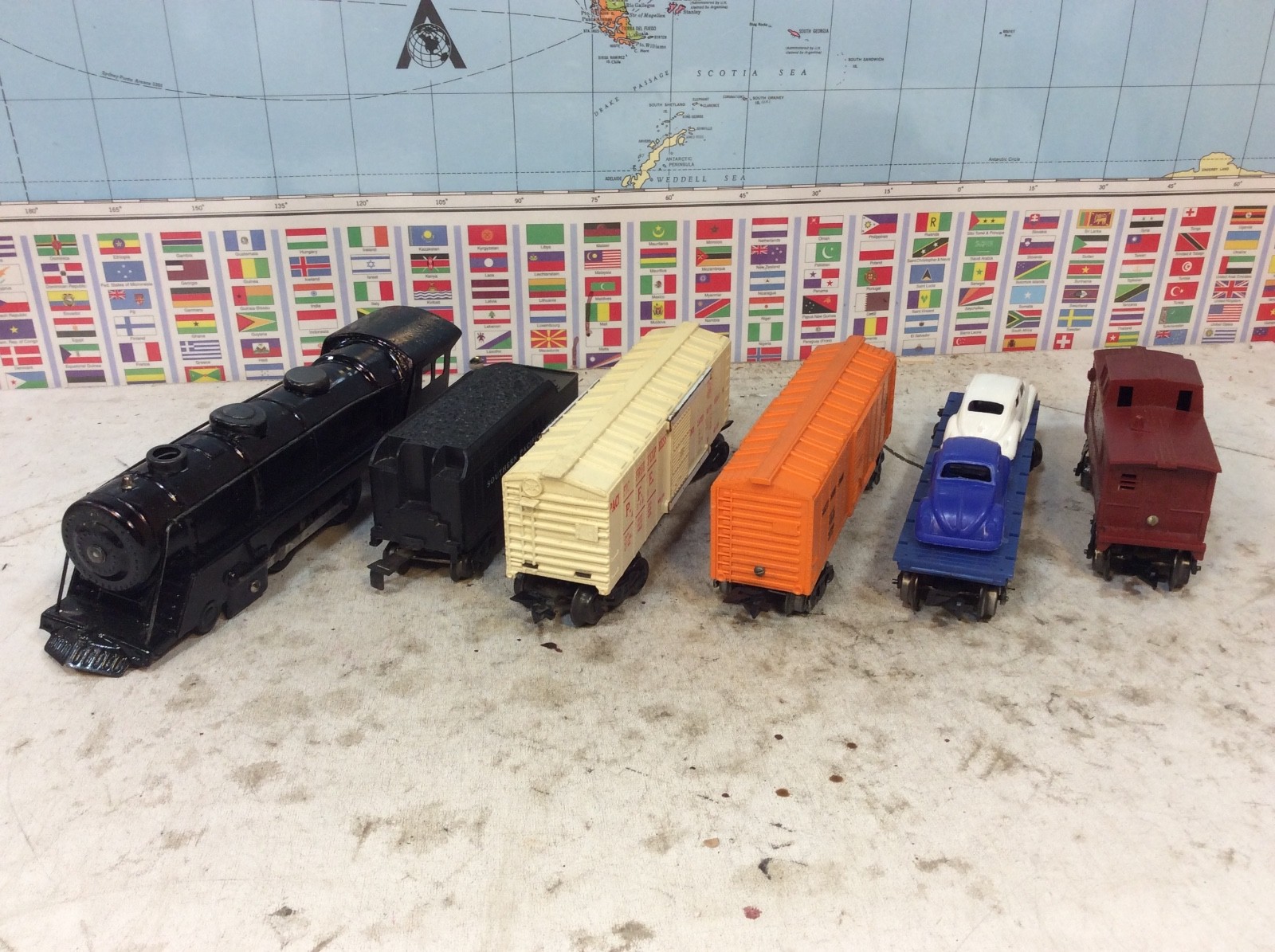 MARX  -  Locomotive and 4  Freight Car 0 scale