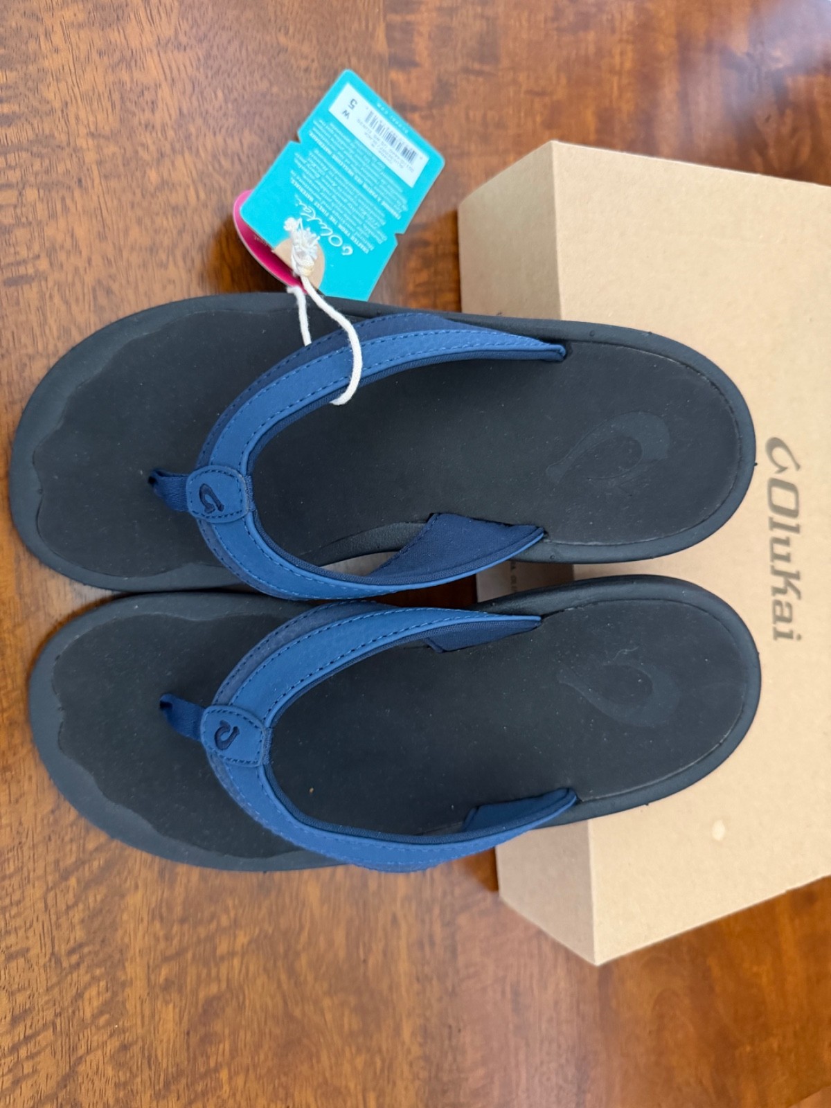 Olukai flip flop womens 5 size Blueberry/black Olukai flip flop womens 5 size Blueberry/black