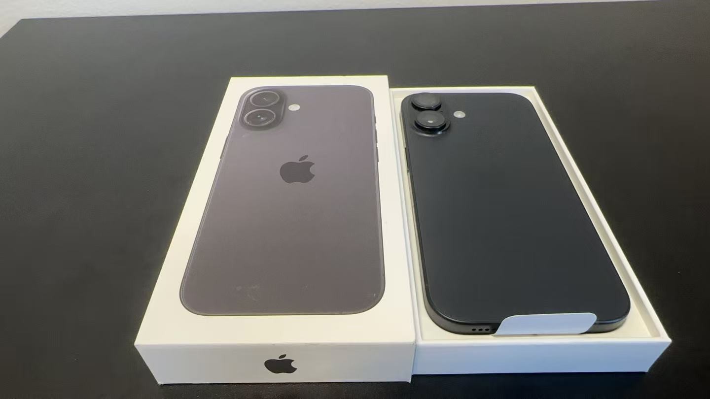 New Open Box Apple iPhone 16 128GB Black (Verizon ONLY) (100% Battery, Cycle 0)