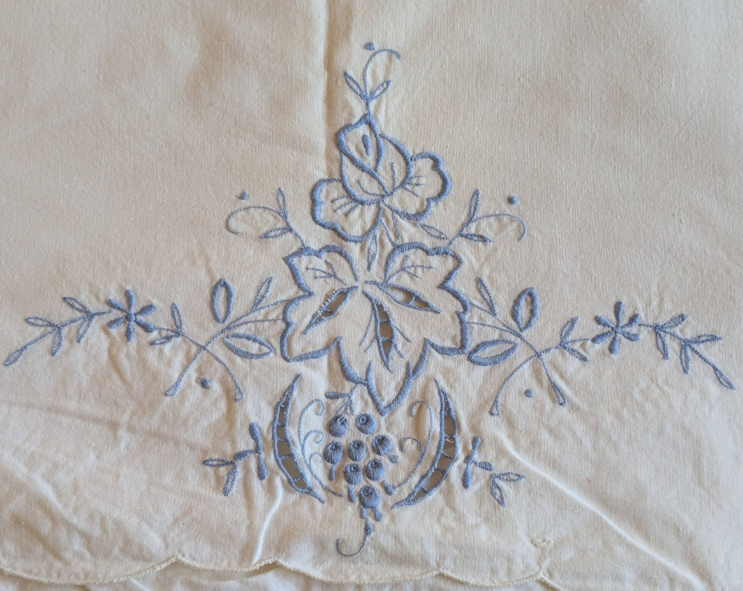 Set of 2 vintage pillowcases cutwork embroidery cottage chic pre-owned EUC