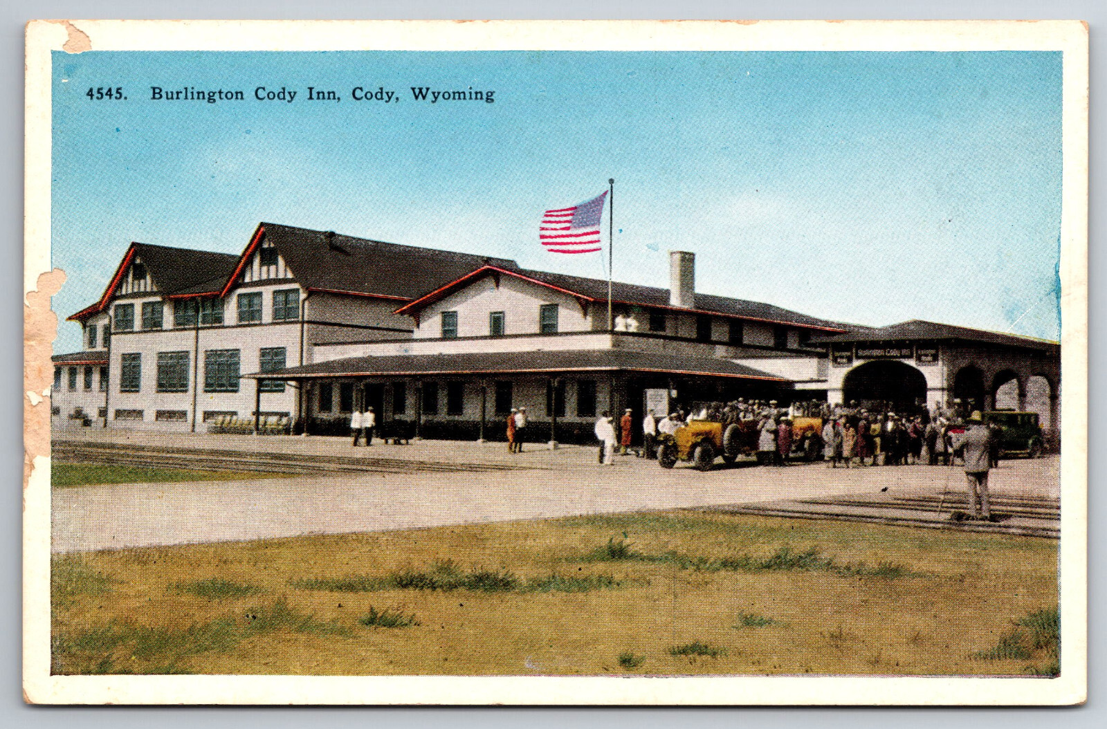 Vintage Postcard WY Cody Burlington Cody Inn Old Car Crowds