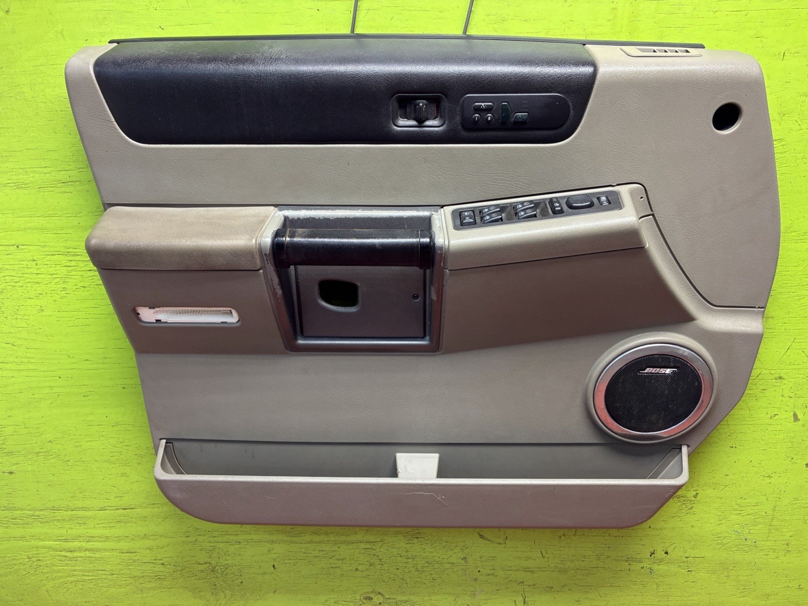 2003-2007 Hummer H2 left Front Door Trim Panel15846876 2003-2007 Hummer H2 left Front Door Trim Panel15846876