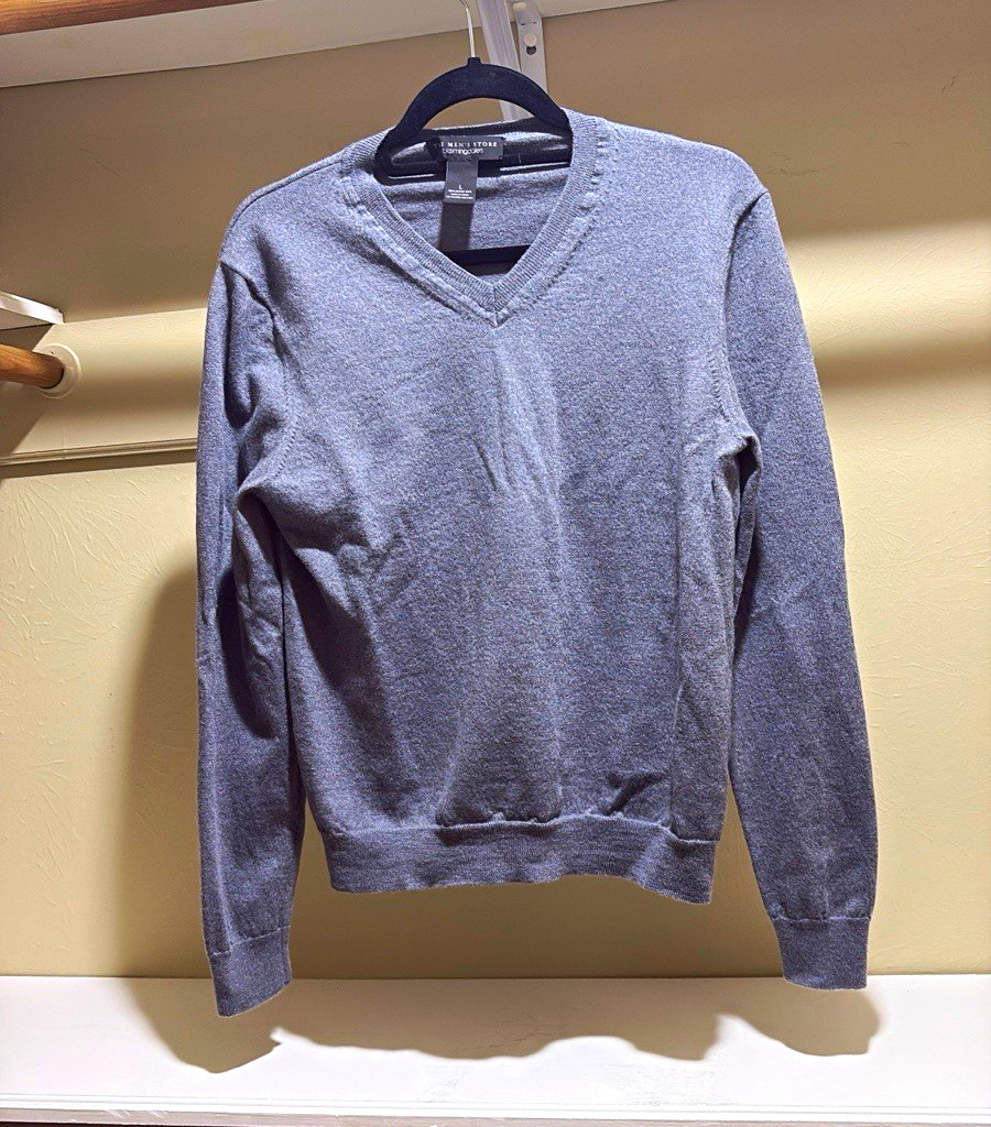 The Men\'s Store Bloomingdale\'s Men\'s Gray Wool Knit V-Neck Pullover Sweater L The Men\'s Store Bloomingdale\'s Men\'s Gray Wool Knit V-Neck Pullover Sweater L