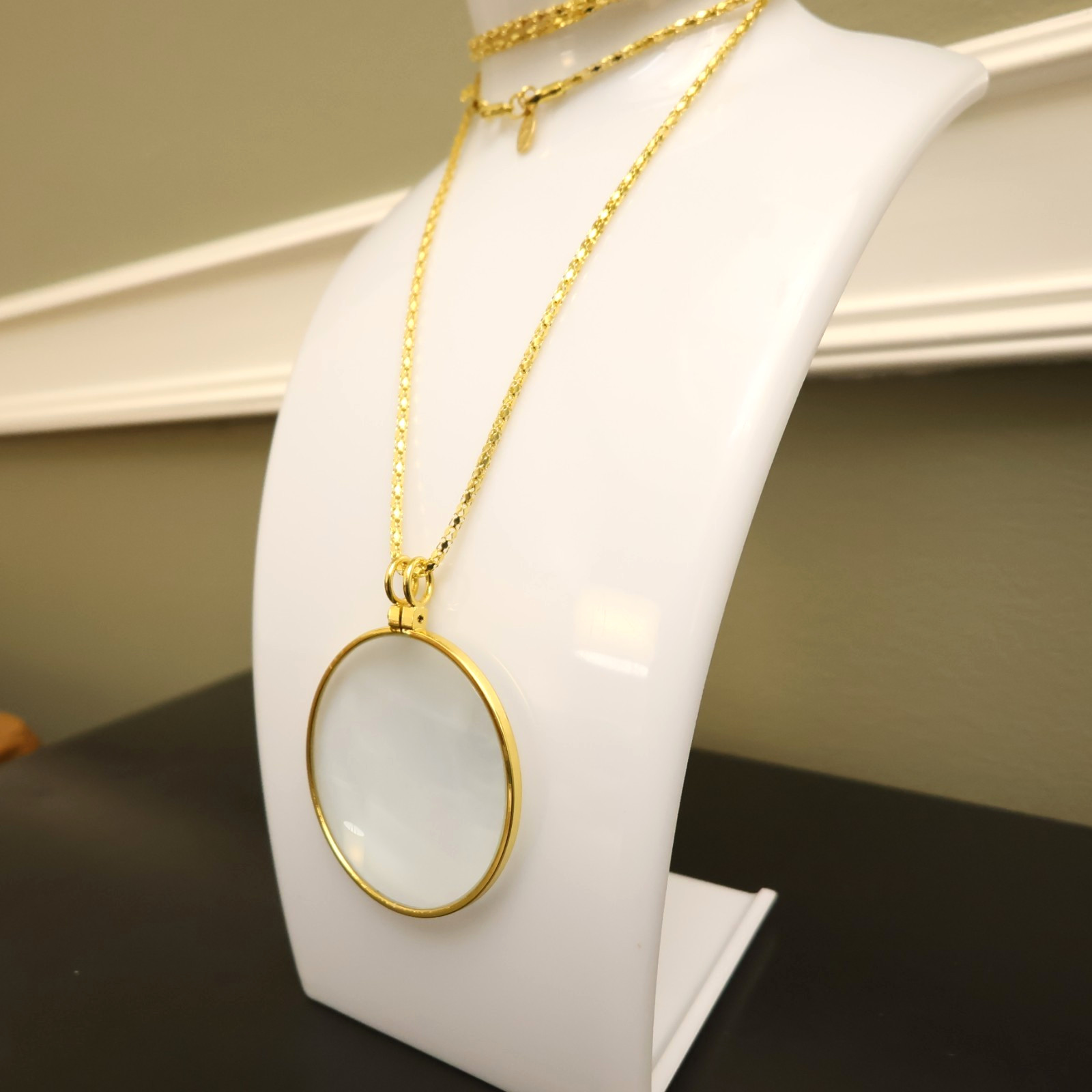 Joan Rivers necklace magnifying glass round pendant goldtone chain signed 30 in