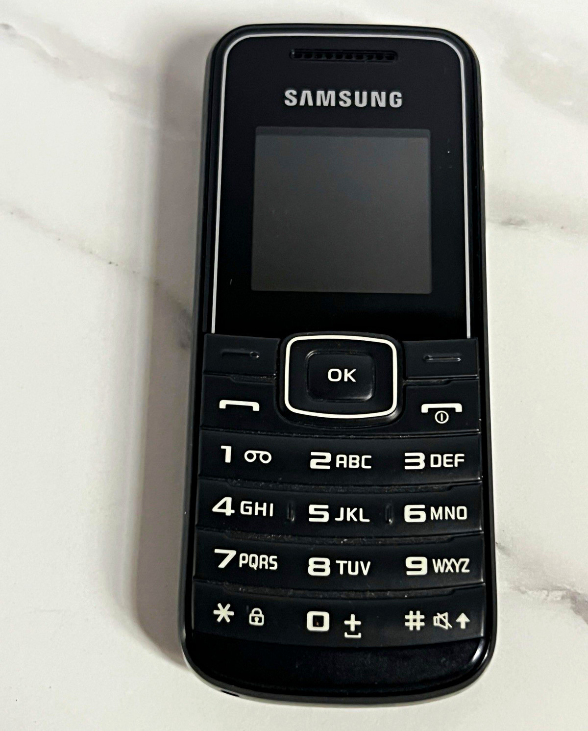 Vintage Samsung Bar Cell Phone Model GT-E1050 and Travel Charger From 2011