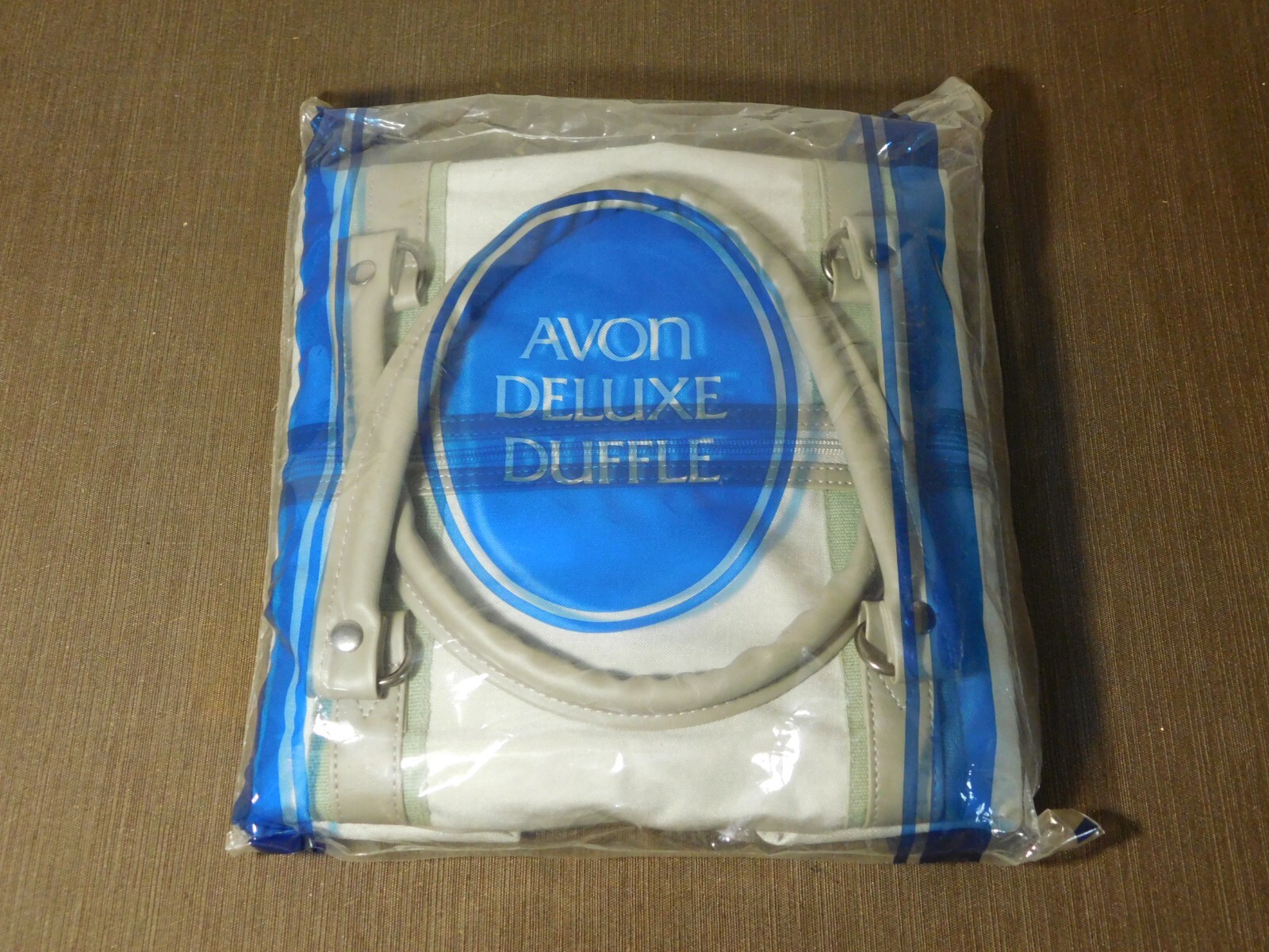 VINTAGE 1986 AVON DELUXE DUFFLE BAG NEW SEALED VINTAGE 1986 AVON DELUXE DUFFLE BAG NEW SEALED