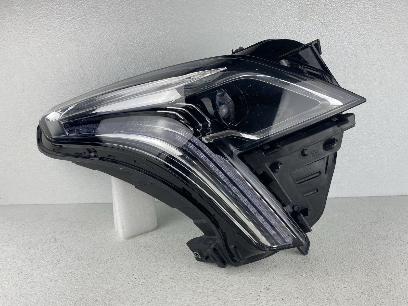 2017-2020 Cadillac XT5 LED Headlight Right Passenger Side OEM 84826666