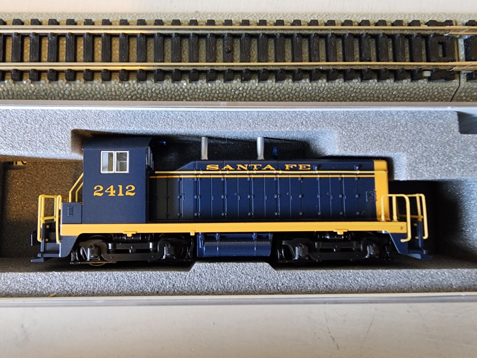 N-scale Kato Santa Fe ATSF EMD NW2 #2412 DCC 176-4375 NIB TESTED 1050 N-scale Kato Santa Fe ATSF EMD NW2 #2412 DCC 176-4375 NIB TESTED 1050