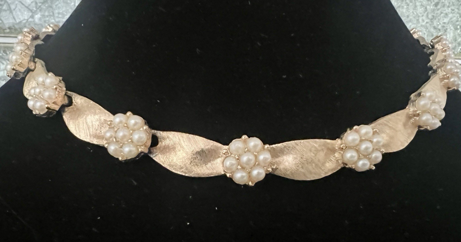 VINTAGE SIGNED TRIFARI CLASIC RIBBON BIRTHDAY NECKLACE FAUX PEARLS CLUSTERS VINTAGE SIGNED TRIFARI CLASIC RIBBON BIRTHDAY NECKLACE FAUX PEARLS CLUSTERS